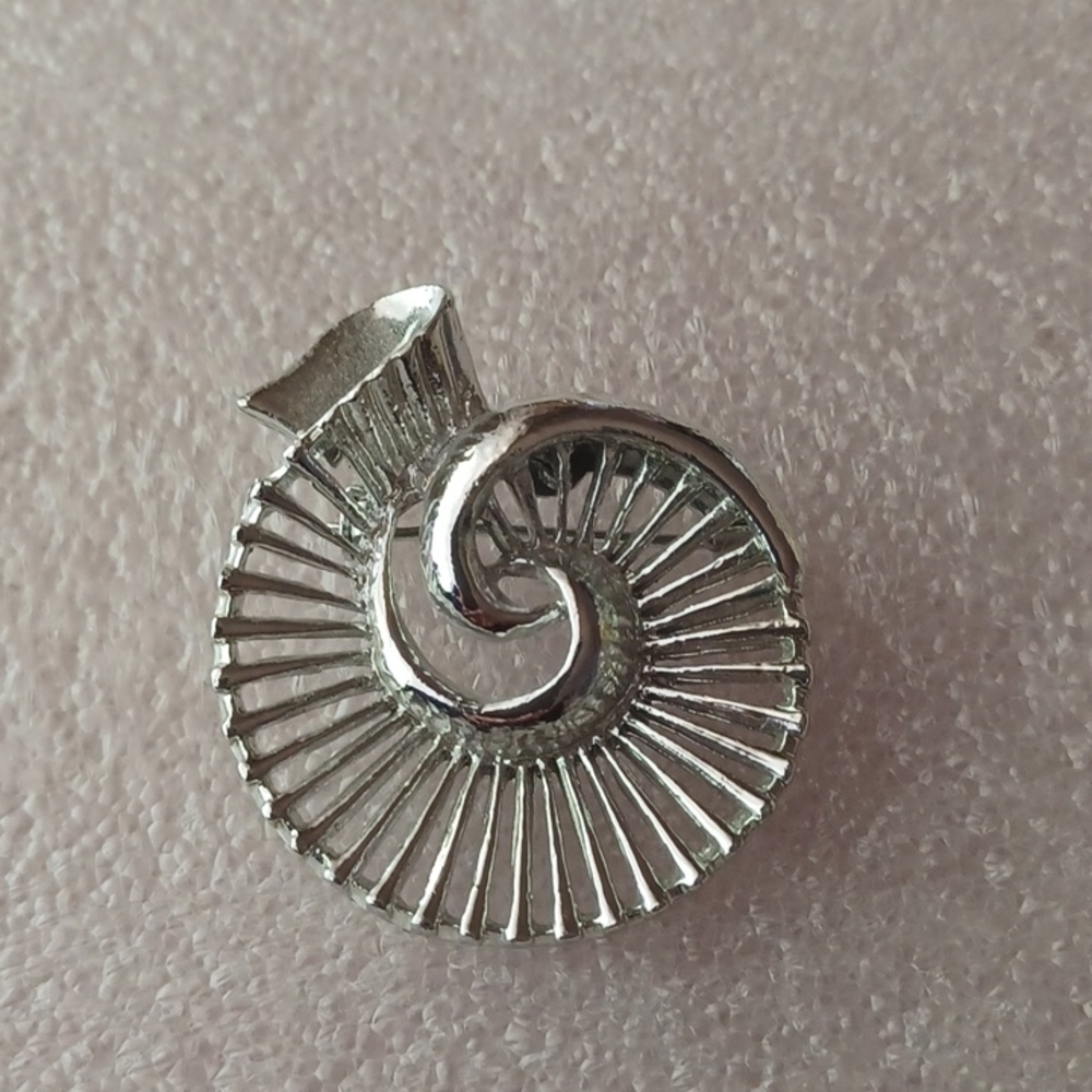 Sarah Coventry brooch vintage jewelry